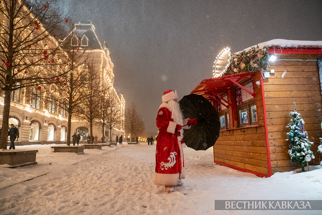 Дед Мороз во время снегопада на Красной площади в Москве