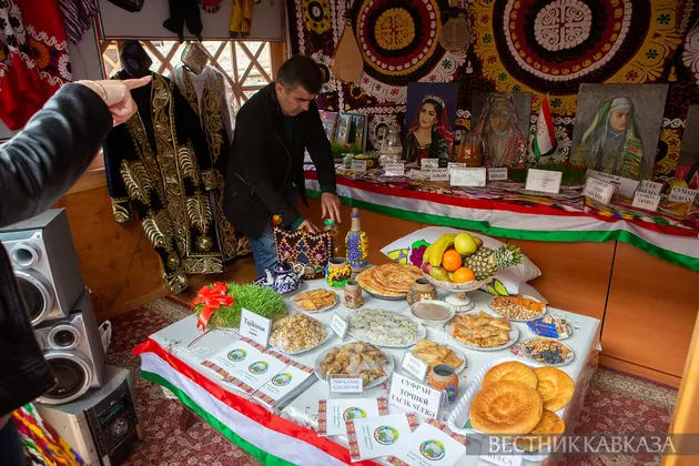 Праздничный стол на Новруз в Таджикистане