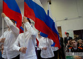 Россияне празднуют День государственного флага