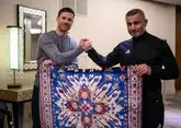 Тренер &quot;Карабаха&quot; подарил наставнику &quot;Байера&quot; уникальный ковер