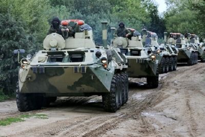Армейские БТРы &quot;опрессовали&quot; легковушку после аварии в Дагестане