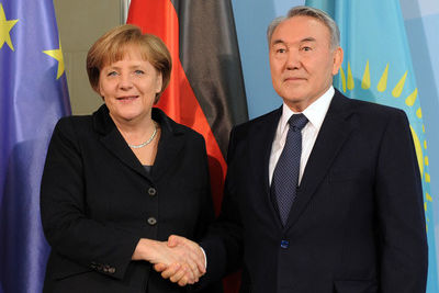 Назарбаев и Меркель провели переговоры по телефону 