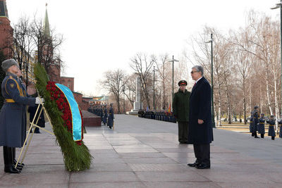 Президент Казахстана возложил цветы к Могиле неизвестного солдата в Москве