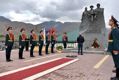 Владимир Путин возложил цветы к памятнику в Ботлихе