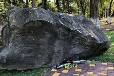 Рядом с Керченским колледжем открыли памятный камень