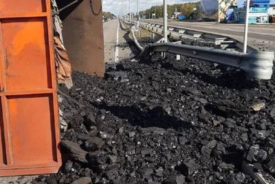 Трассу засыпало углем после ДТП в Казахстане