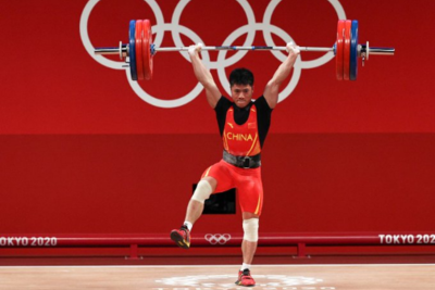 Китайский тяжелоатлет выиграл Олимпиаду на одной ноге