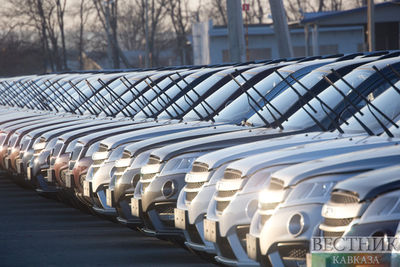 Продажи новых легковых машин упали в два раза в России