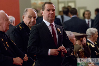 Президент Медведев вновь зажег Вечный огонь на могиле Неизвестного солдата у Кремлевской стены