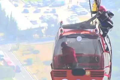 Спасатели эвакуировали половину пассажиров с фуникулера в Анталье